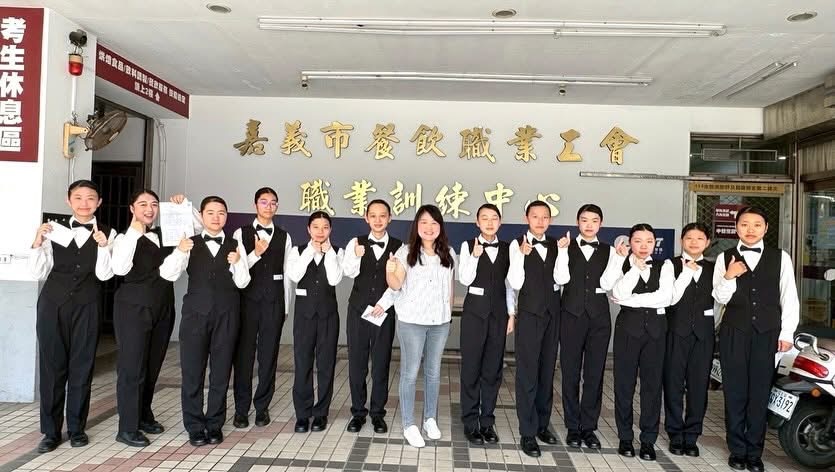 丙檢考試前與指導老師合照💪