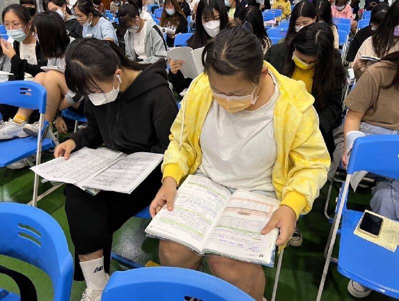 認真讀書的背影📖