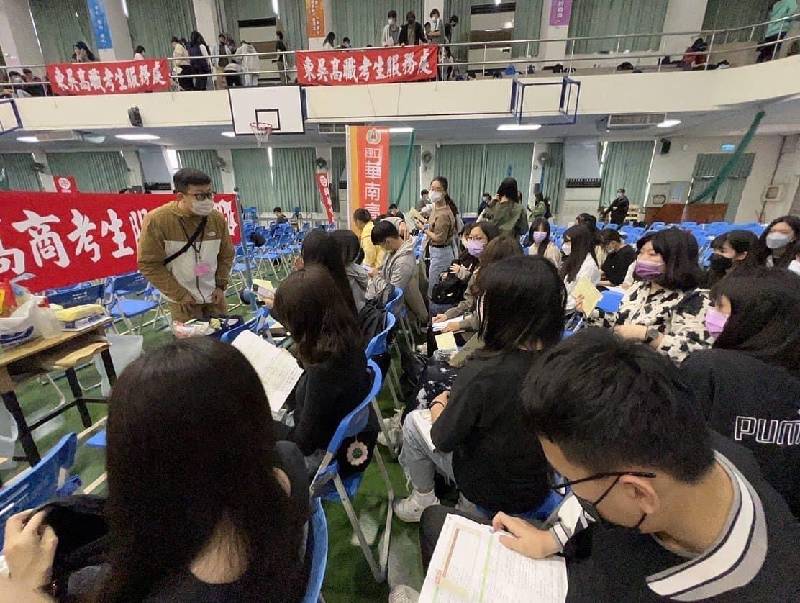 辛苦的🐑班導到場加油❗️